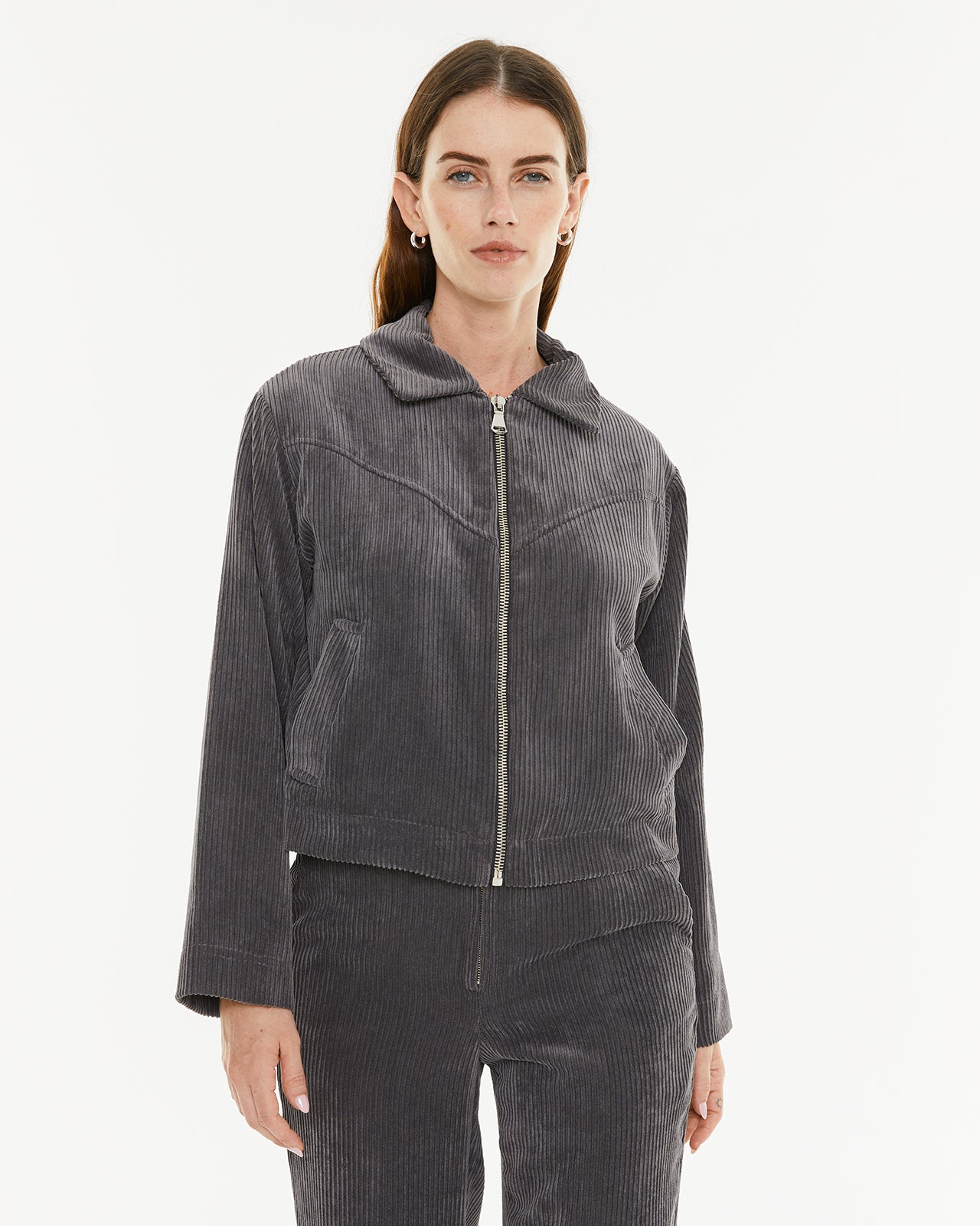 Chaqueta pana con cremallera y bolsillos
