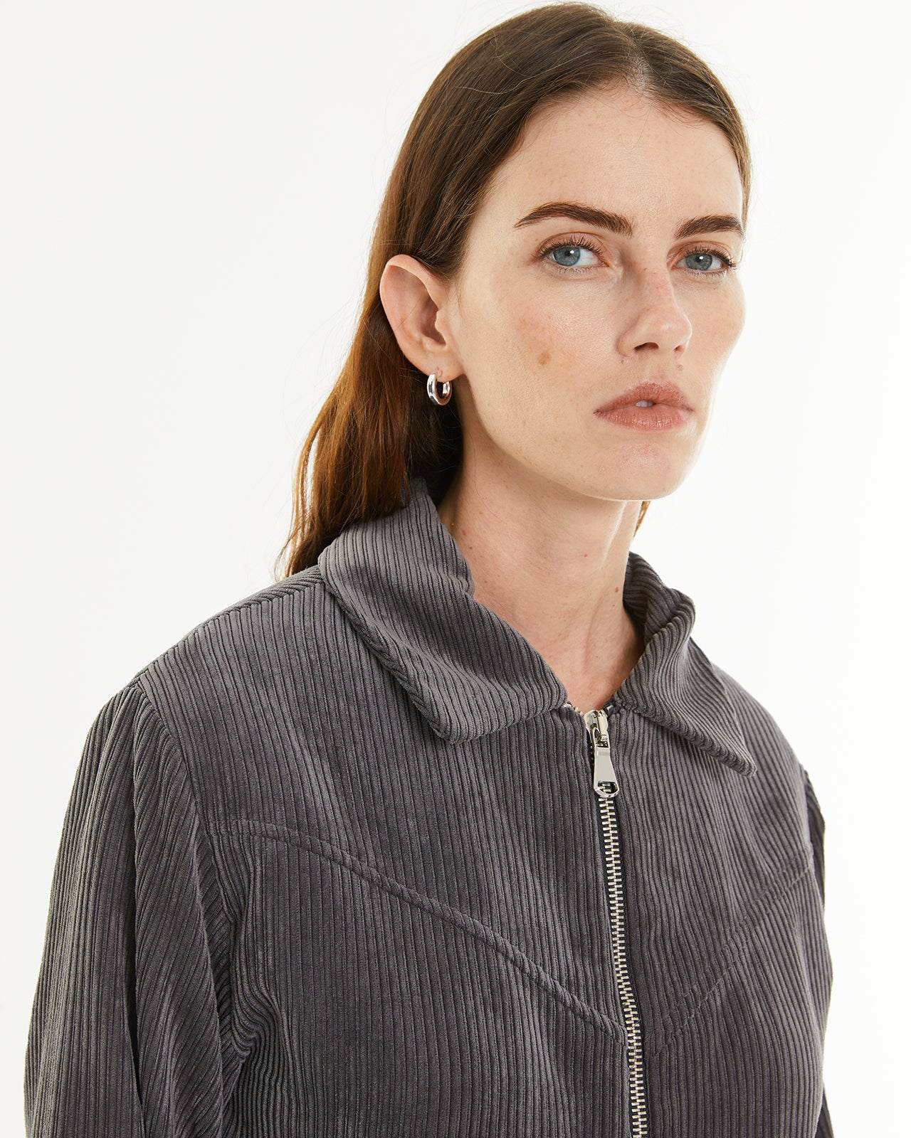 Chaqueta pana con cremallera y bolsillos